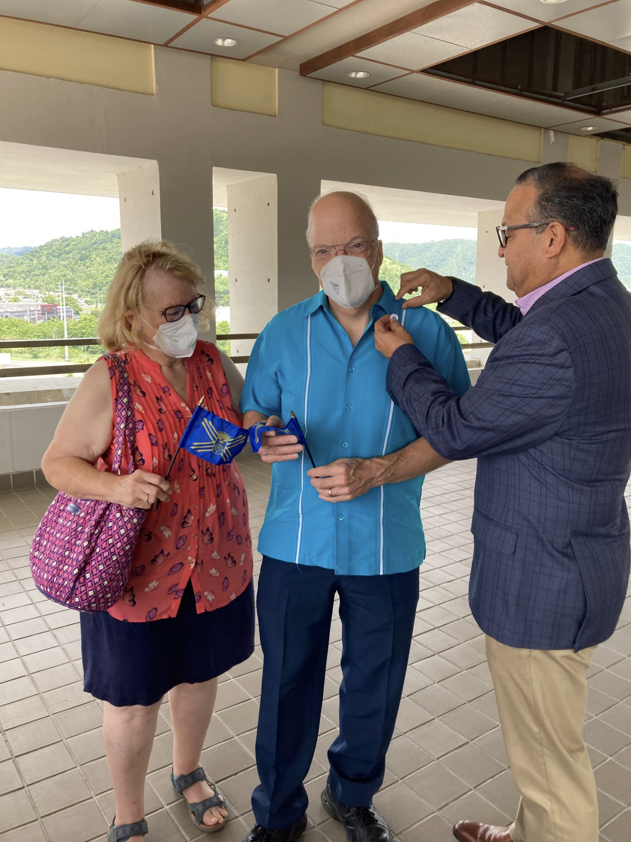 Mayor of Caguas pins City of Caguas on John Knight of Hermandad